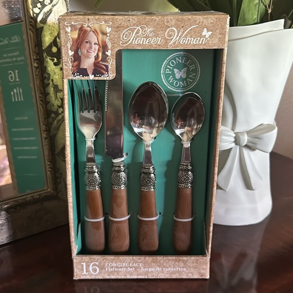 The Pioneer Woman Cowgirl Lace Natural Wood 16 Piece Flatware Set New in Box - Picture 4 of 4